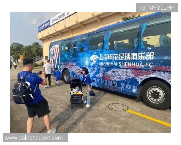 足球明星与球迷亲密互动分享快乐时刻展现温暖人心的一面 足球明星与球迷亲密互动分享快乐时刻展现温暖人心的一面